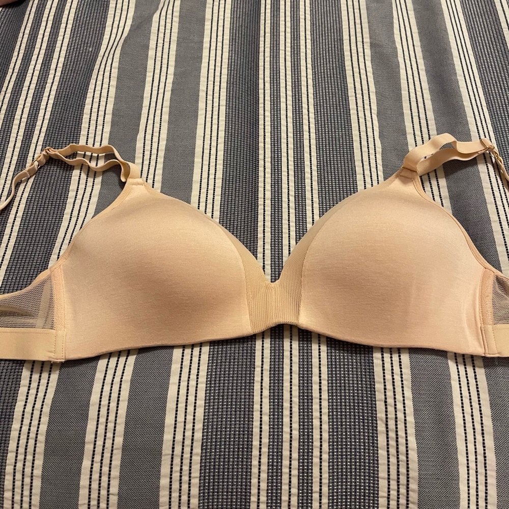 Lively Bra all day deep V no wire. 36D